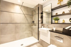 Hair dryer, towels - Luxury Apt Near Canary Wharf (Greater London)