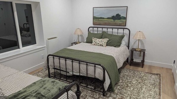 Tabla de planchar con plancha, wifi y ropa de cama 