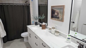 Secadora de cabello, toallas, jabón, papel de baño 