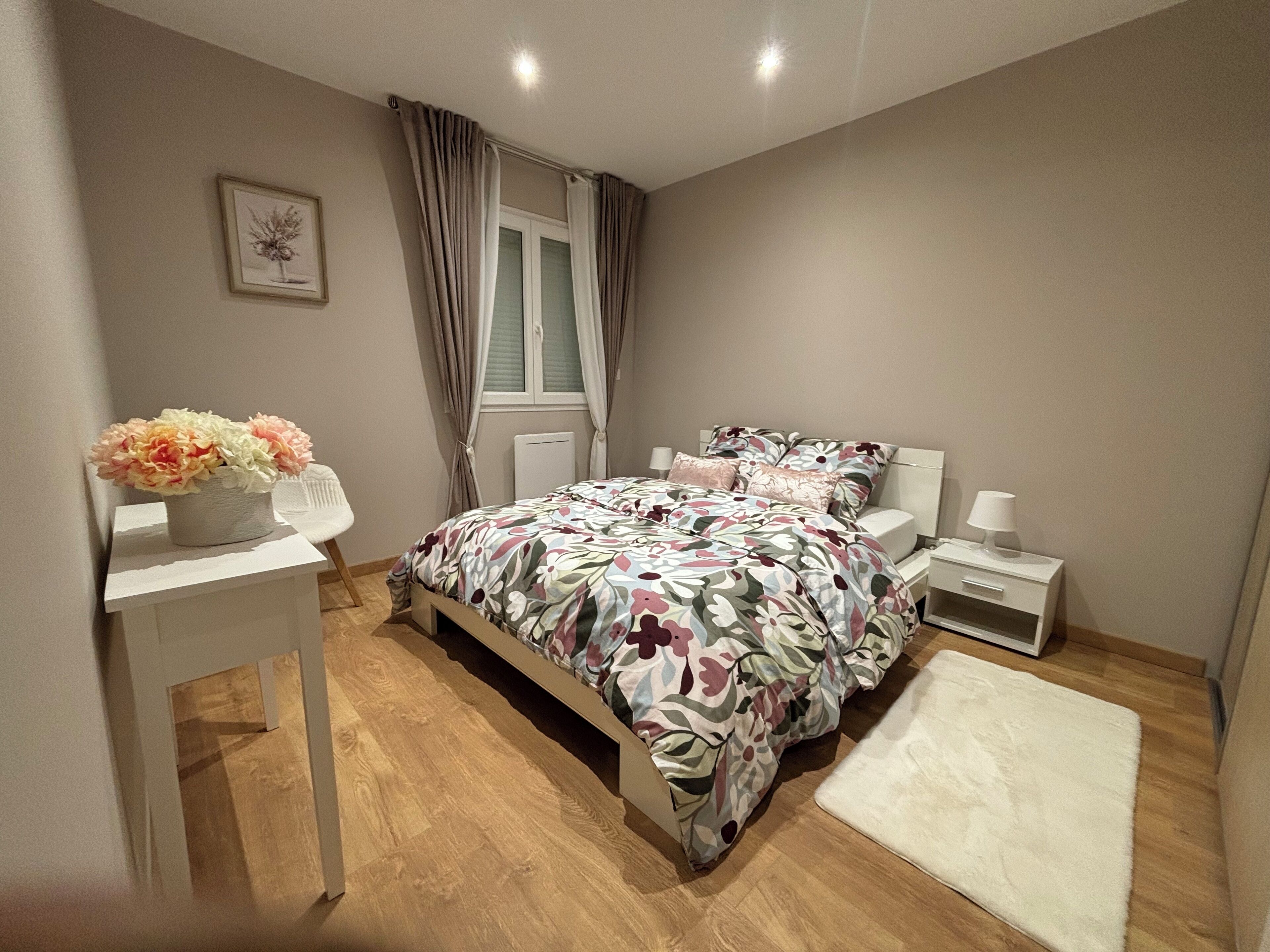 3 chambres, fer et planche à repasser, Wi-Fi, draps fournis