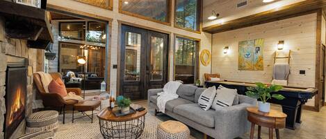 Smart-tv, pejs, bordfodbold, bordtennisbord