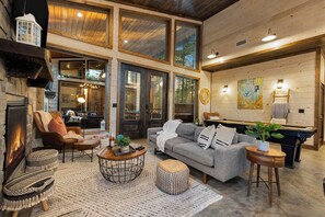Smart TV, fireplace, table football, ping pong - Single Level Cabin|Breezeway Patio|Game Bunkhouse! (Broken Bow)