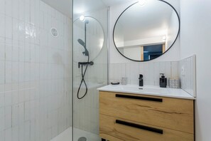 Shower, hair dryer, towels, soap - 56m2 apartment with terrace & terminal (Dardilly)