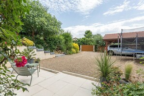 Property grounds - 56m2 apartment with terrace & terminal (Dardilly)