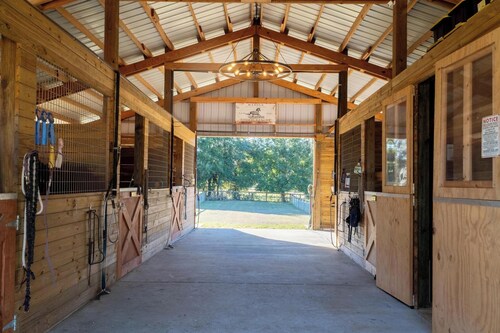 Luxury Farm near Show grounds & Devils den/Springs