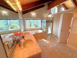 Shower, jetted bath, hair dryer - Lake Tahoe Views, 4 Bedroom, Hot Tub, Full House. (Kings Beach)