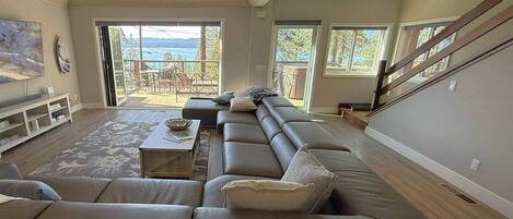 Una televisión, una chimenea