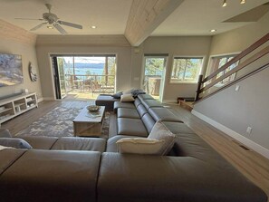 TV, fireplace - Lake Tahoe Views, 4 Bedroom, Hot Tub, Full House. (Kings Beach)