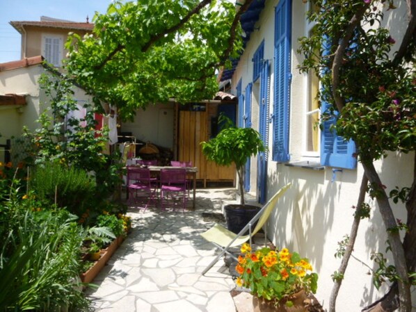 Outdoor dining - Small, quiet town house (Le Cannet)