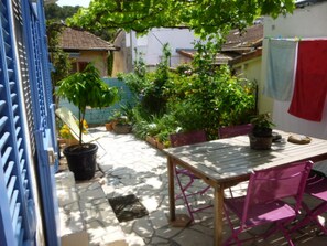Outdoor dining - Small, quiet town house (Le Cannet)