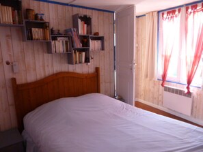 1 bedroom, iron/ironing board - Small, quiet town house (Le Cannet)