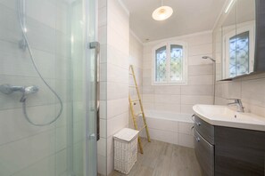 Shower, hair dryer, towels - Private Provençal villa Cannes - pool, 5 BR (15) (Le Cannet)