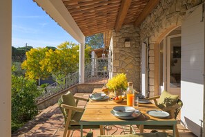 Outdoor dining - Private Provençal villa Cannes - pool, 5 BR (15) (Le Cannet)