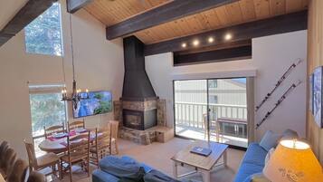 Smart-TV, Kamin, Videospiele, BĂŒcher