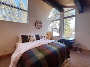 3 bedrooms, iron/ironing board, travel cot, free WiFi - Kid Friendly 3-Story Condo w/ Arcade; 10 minutes to Northstar; 2 minutes to lake (Kings Beach)