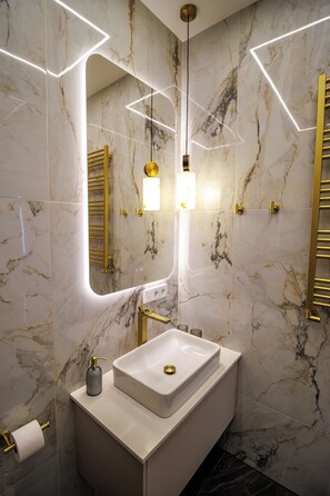 Shower, hair dryer, slippers, towels - Premium Central Apartment • Eminescu Residence (Chișinău)