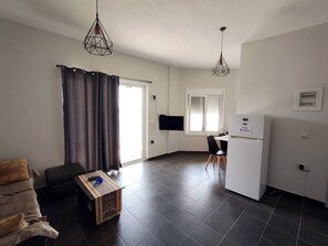 Smart TV - Aegean Beachfront Apartment 2 (Klimaki)