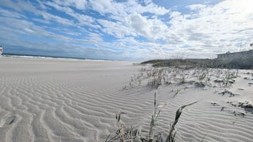 På stranden, liggestole, badehåndklæder