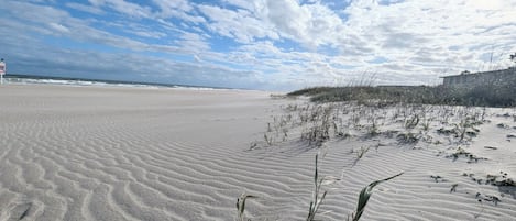 Plage, chaises longues, serviettes de plage