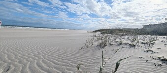 NEW LISTING - Upscale 2 King Beds-One Level-Pool Front- Steps to Beach & Pier!