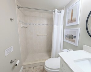 Haartrockner, Handtücher, Seife, Toilettenpapier