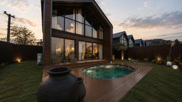 Villa Deluxe, vue lac | Literie de qualité supérieure, coffres-forts dans les chambres