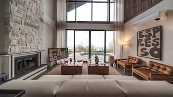 Deluxe-Villa, Seeblick | Wohnbereich | 55-Zoll-Smart-TV mit Digitalempfang