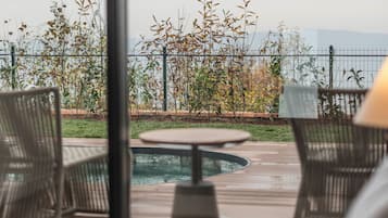 Premium bedding, in-room safe, iron/ironing board, free WiFi