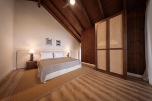 Superior Villa, Lake View | Premium bedding, in-room safe, iron/ironing board, free WiFi