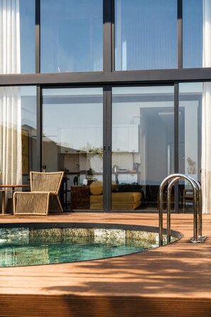 Una piscina al aire libre, una piscina climatizada