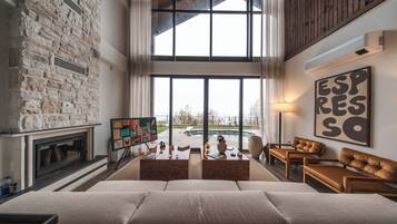 Villa Deluxe - sjöutsikt | Sängtillbehör av högsta kvalitet och värdeförvaringsskåp på rummet