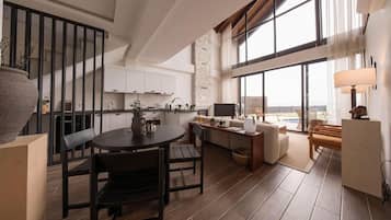 Deluxe Villa, Lake View | In-room dining