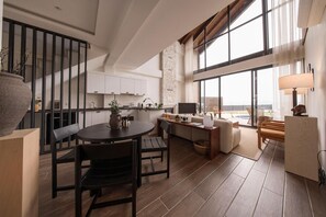 Deluxe Villa, Lake View | In-room dining