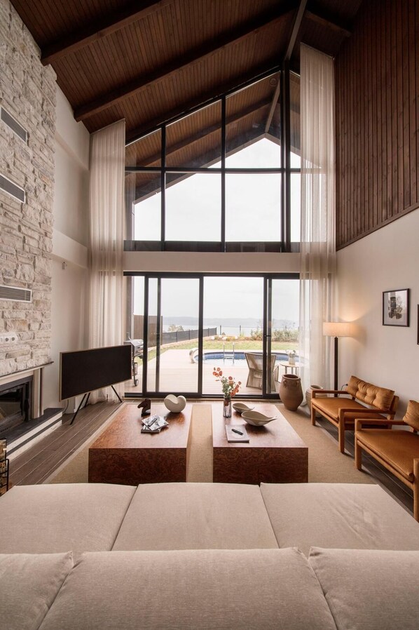 Deluxe Villa, Lake View | Living area | 55-inch Smart TV with digital channels