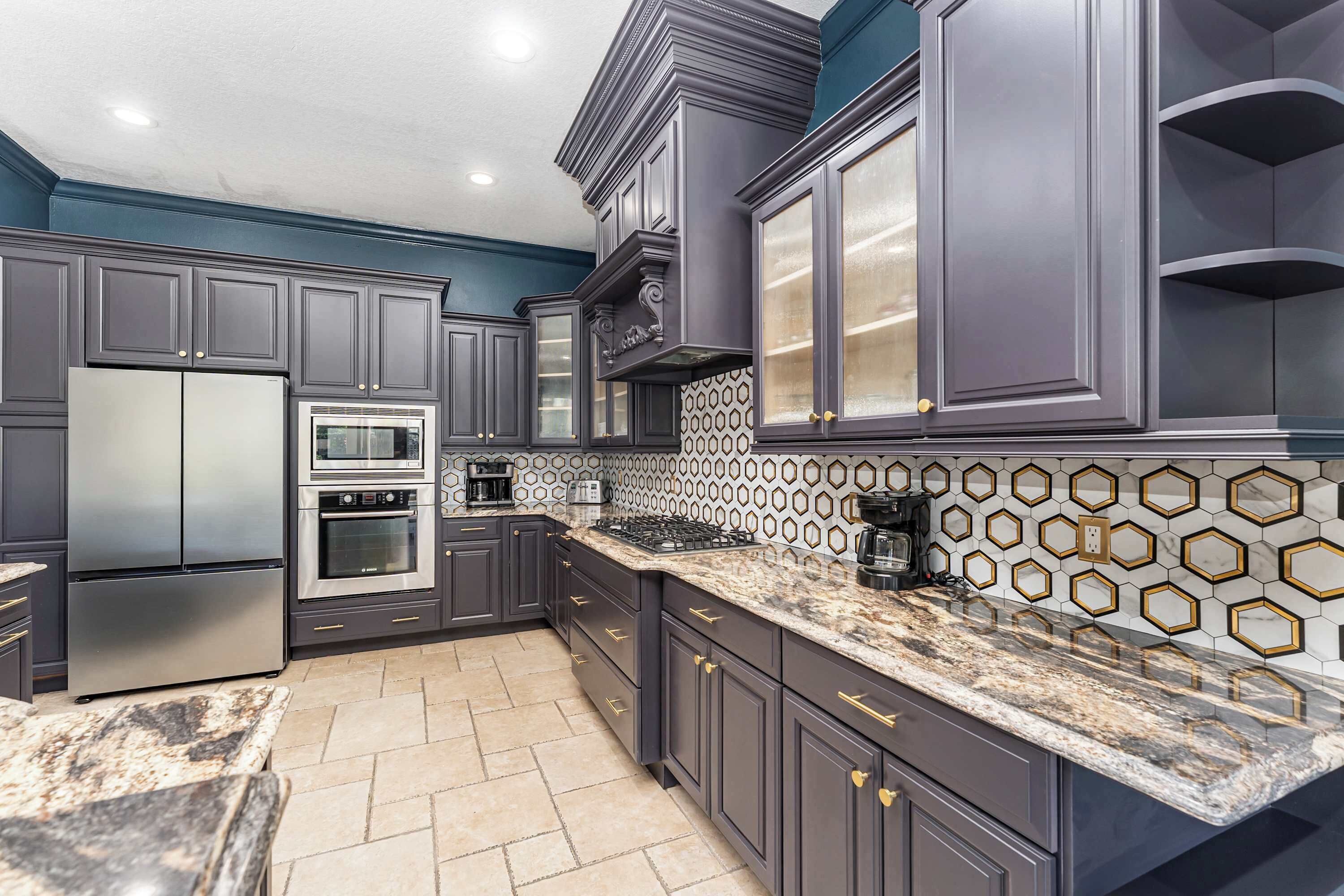 Frigorifero, microonde, forno, piano cottura