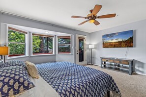 4 bedrooms, desk, iron/ironing board, free WiFi - Single Level Home - hot tub, fire pit & sleeps 8! (Flagstaff)