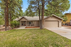 Exterior - Single Level Home - hot tub, fire pit & sleeps 8! (Flagstaff)
