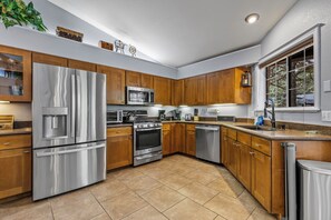 Fridge, microwave, oven, stovetop - Single Level Home - hot tub, fire pit & sleeps 8! (Flagstaff)