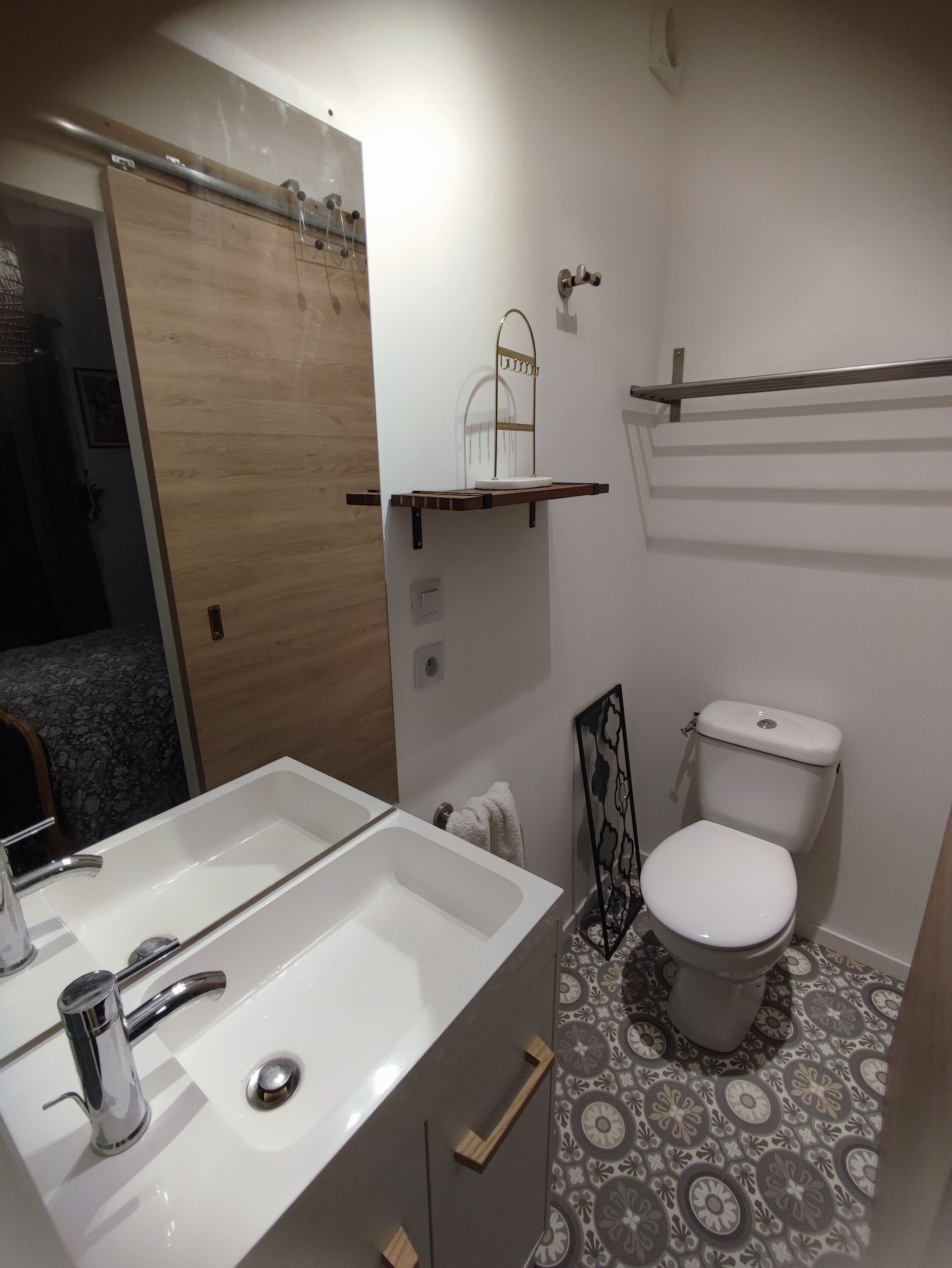 Douche, sèche-cheveux, serviettes fournies, papier toilette