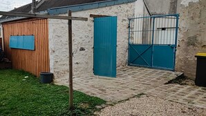 A rustic building with a wooden shed and a blue gate. - Very cocoon garden hut - access to our magnificent Gîte. Near Provins (Savins)