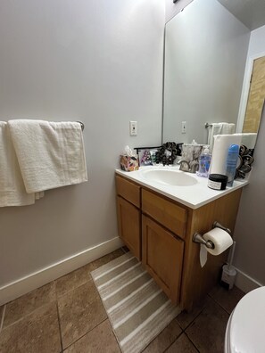 Sèche-cheveux, serviettes fournies, savon, papier toilette