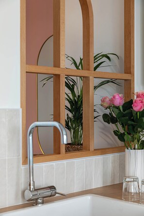 Regadera, secadora de cabello, toallas, jabón