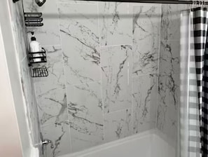 Secadora de cabello, toallas, jabón, shampoo