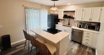 KC Family Retreat • Modern, Safe & Spacious • Minutes to Arrowhead & Downtown