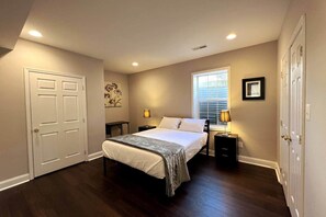 3 bedrooms, iron/ironing board, WiFi, bed sheets - Luxury 3 BR 1.5 Baths Lower Level Unit: Nonsmoking (Arlington)