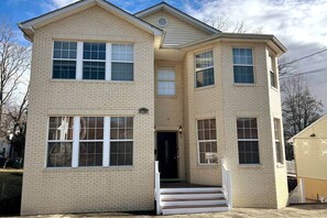 Exterior - Luxury 3 BR 1.5 Baths Lower Level Unit: Nonsmoking (Arlington)