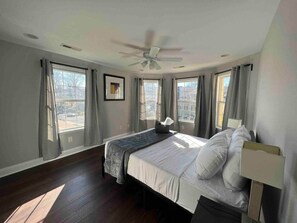 4 habitaciones, tabla de planchar con plancha, wifi y ropa de cama 