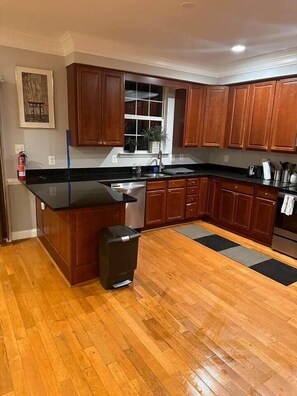 ثلاجة، ميكروويف، فرن، موقد طهي مسطح