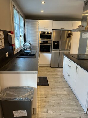 Mikrowelle, Ofen, Herdplatte, Geschirrspüler