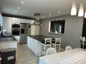 Een microgolfoven, een oven, een kookplaat, een vaatwasser